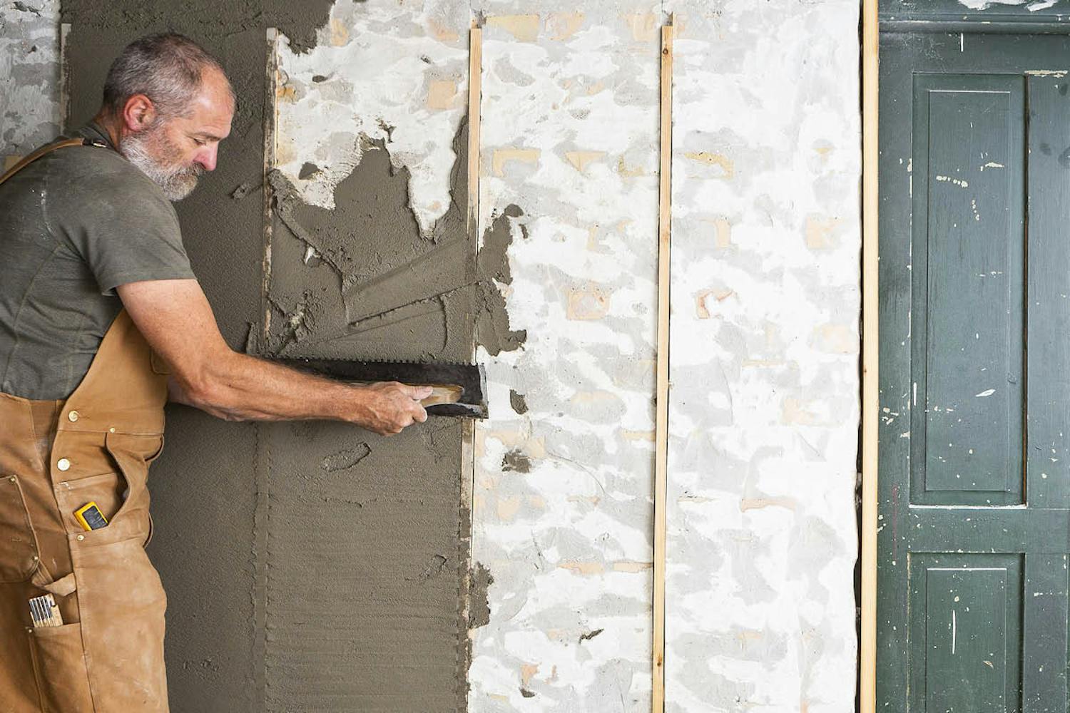 Putsning av vägg med lister Putsning av vägg